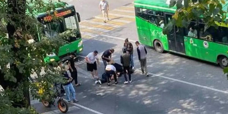 Алматыда электроскутер мінген 17 жастағы екі қызды автобус қағып кетті