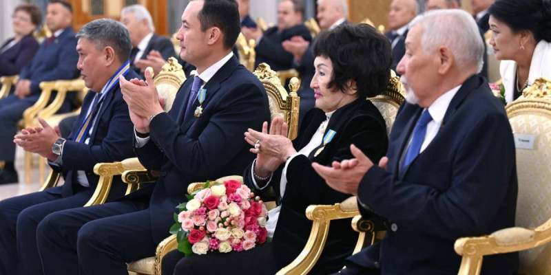 Президент мұнай-газ саласының қызметкерлерін құттықтады