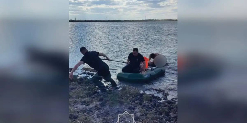 Солтүстікте үш бала мінген қайық аударылып кетті