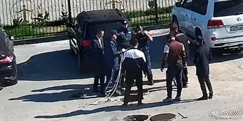 "Есінен танып қалған":   Семейде екі жұмысшы кәріз құдығынан шыға алмай қалды  (ВИДЕО)