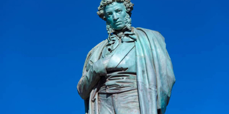 Астана тұрғыны ескерткішке мейкап жасаған