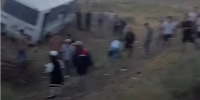 Алматыда оқушылар мінген автобус жеңіл көлікке соғылып, екі адам қаза тапты