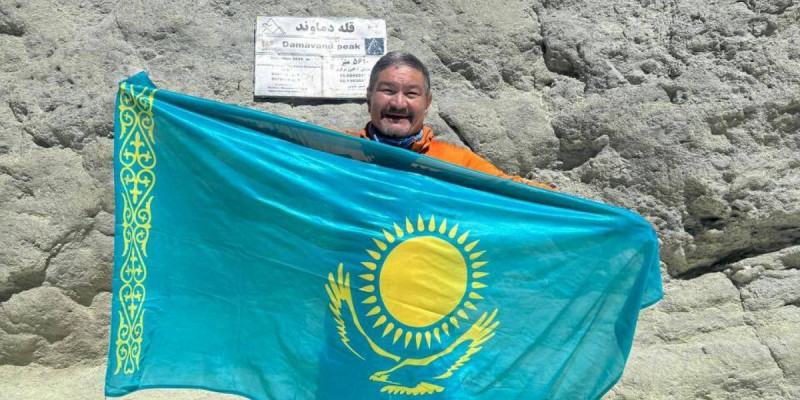 Шыңдарды бағындырушы қазақстандық азамат Парсының қасиетті тауында Мемлекеттік Туды желбіретті