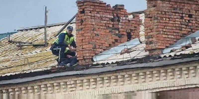 Көкшетаулық полицейлер үйдің төбесінен секірмек болған адамды құтқарып қалды