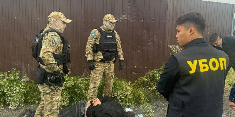 «Ұлың үшін ақша бер»: Өгей әкесі баланың туған әкесін бопсалап, үнемі ақша алып келген