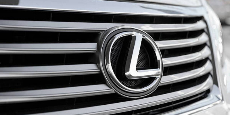 Өскеменде көлік жөндеуші өзгенің Lexus автокөлігін теуіп кеткен