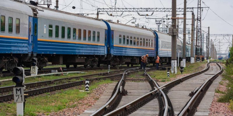 Қарағанды облысында пойыз бен көлік соқтығысып, 3 адам мерт болды