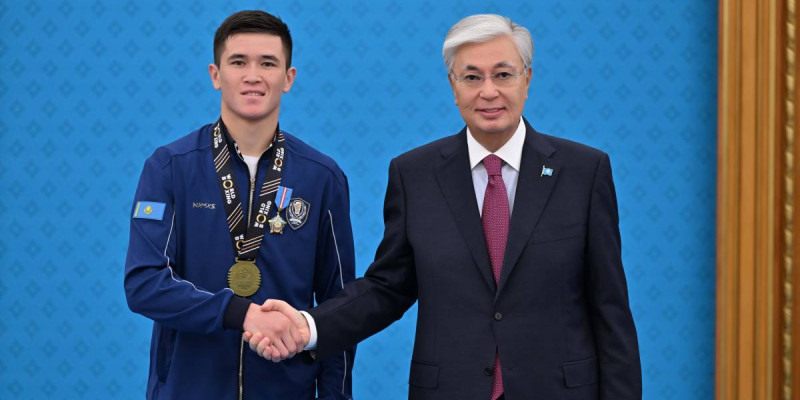Президент бокстан Әлем чемпионатының жеңімпаздары мен жүлдегерлерін марапаттады