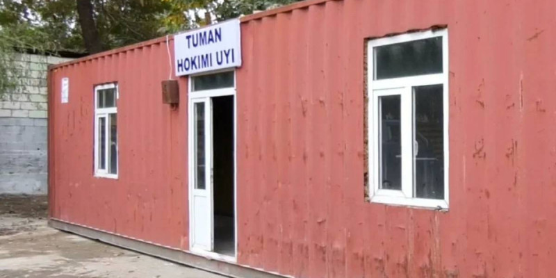 Өзбекстанда президенттің сынына іліккен аудан әкімі контейнерде тұрып жатыр