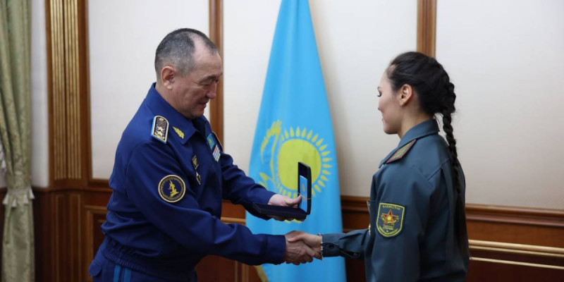 Қорғаныс министрі екі дүркін әлем чемпионын медальмен марапаттады