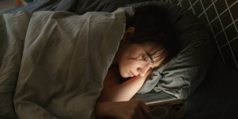 Жалғыздық смартфонға деген тәуелділікті күшейтеді