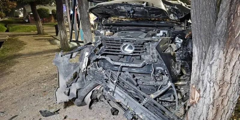 Алматыда балалар отырған көлік аялдамаға соғылған