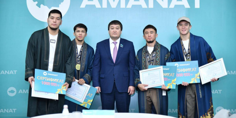 «AMANAT»: Әлем чемпионатында жеңіске жеткен боксшыларға құрмет көрсетілді