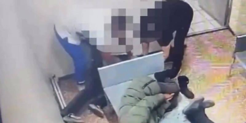 «Бүйрегін жаратпай тастаған»: Қостанайда медицина қызметкері ер адамды аяусыз ұрып-соққан (ВИДЕО)