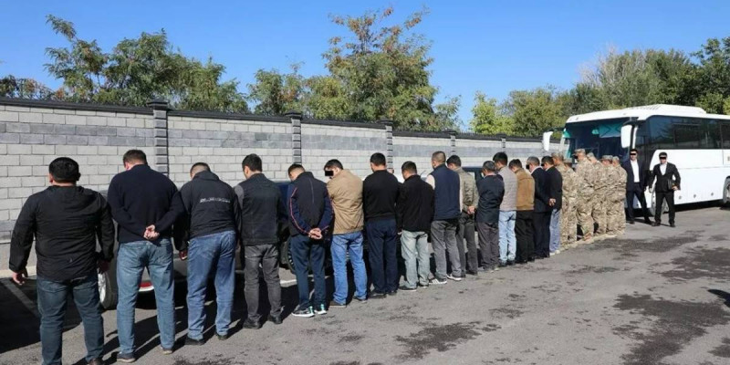 Қырғыз Республикасында 24 шенеунік жиналыс кезде қамауға алынды