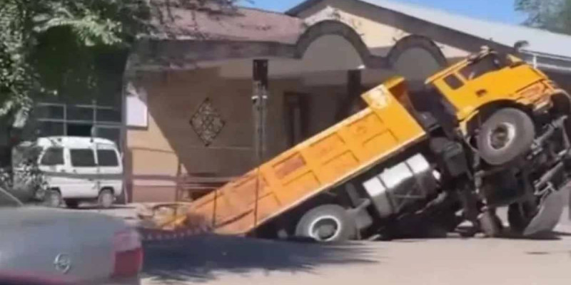 Алматы маңында тағы да асфальт опырылып, жүк көлігі батып кеткен (ВИДЕО)