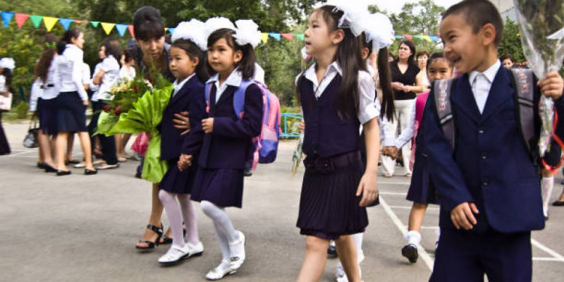 Бала мектеп тәртібіне тез бейімделуі үшін не істеу керек: мамандар жауабы