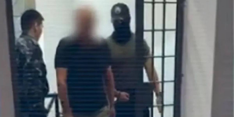 Алматыда 3 адам бетперде киіп, кәсіпкердің үйін тонап кеткен (ВИДЕО)