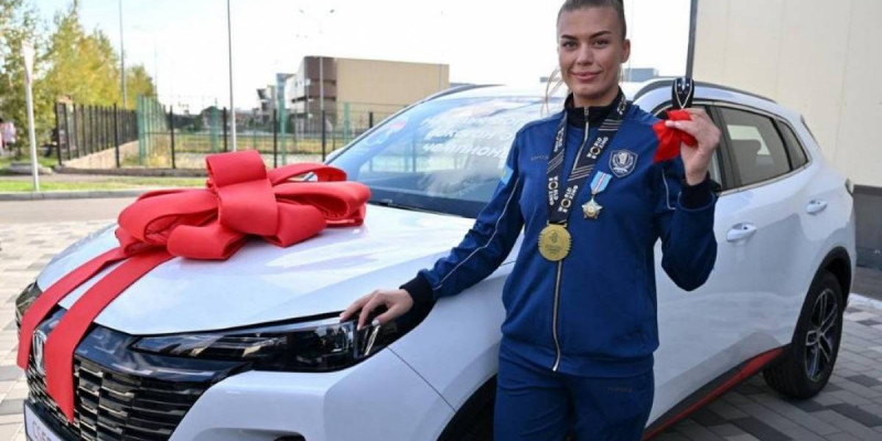 СҚО әкімдігі бокстан әлем чемпионы Наталья Богдановаға көлік сыйлады