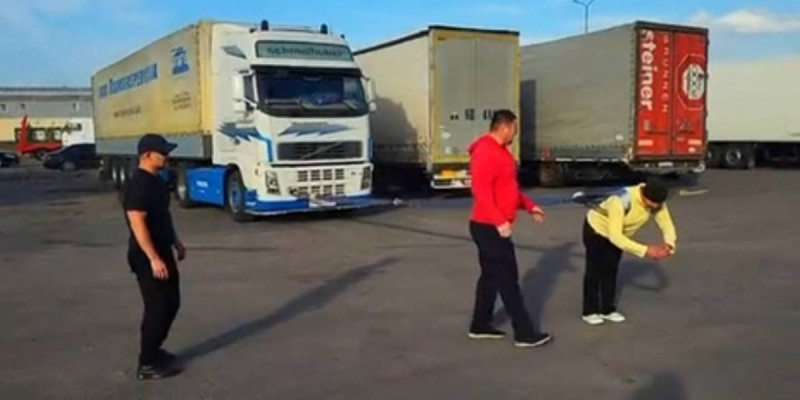 Астаналық ұстаз бірнеше тонналық көлікті сүйреді (ВИДЕО)