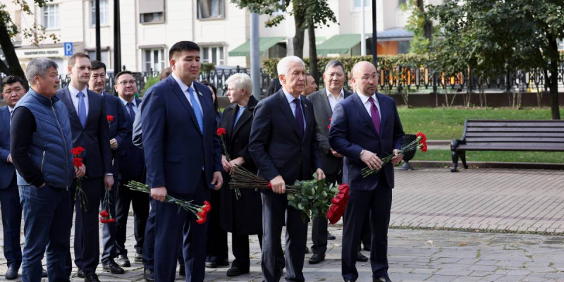 «AMANAT» делегациясы Мәскеуде Абай ескерткішіне гүл қойды