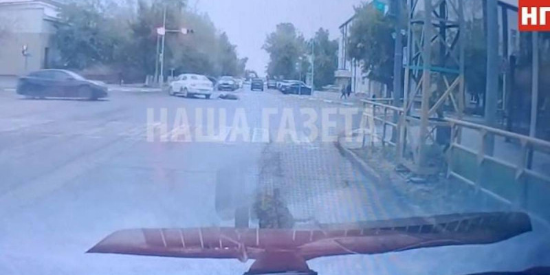 Қостанайда такси көлігінен құлап кеткен әйелді екінші көлік басып өтті