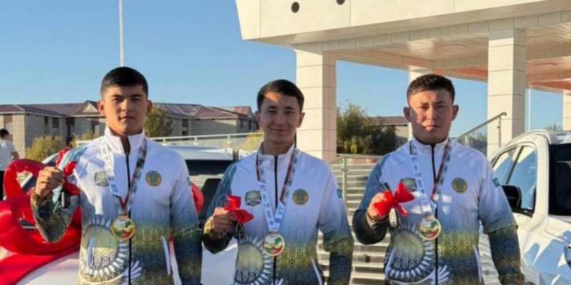Түркістанда бір ауданнан шыққан әлем чемпиондарына көлік сыйға берілді (ВИДЕО)