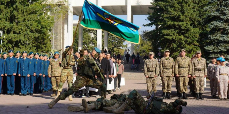 Әріптестермен онлайн порно