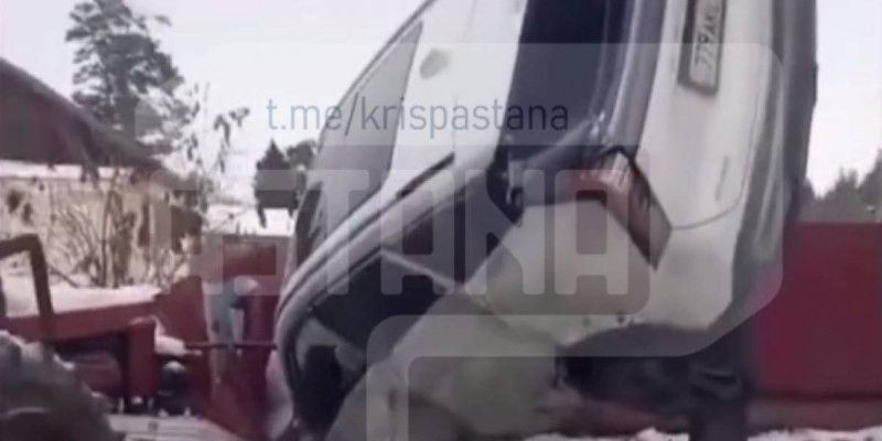 Риддерде жеңіл көлік қоршауды бұзып, жеке үйдің ауласына кіріп кетті