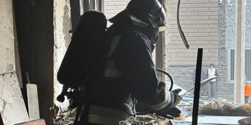 Қарағандыда өртеніп жатқан үйден 33 адам құтқарылды