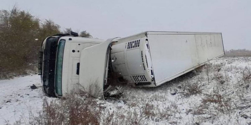 Павлодар облысындағы трассада жүк көлігі аударылып кеткен