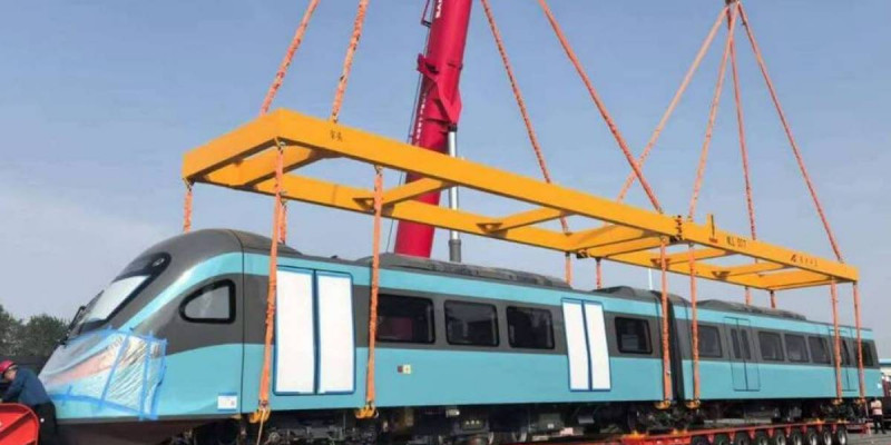 LRT-ның тағы екі жылжымалы құрамы Астанаға жеткізілді