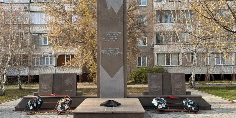 «Таза бейсенбі»: Жастар ескерткіш алаңын тазартты