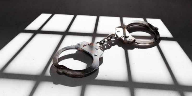 Түркістан облысында есірткі сатқан екі полицей ұсталды