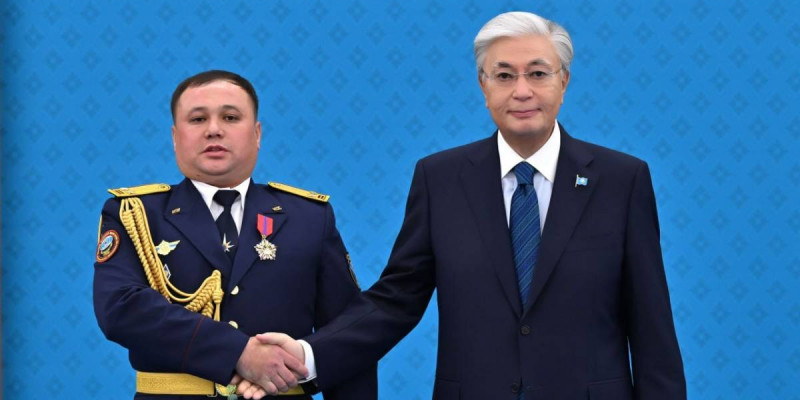 Байзақтағы жарылыста өртті өшіруге атсалысқан құтқарушы Президенттен марапат алды