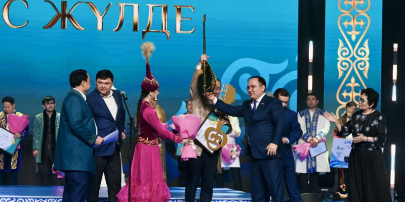 «Алтын домбыра»: «AMANAT» партиясы ұйымдастырған айтыста 14 ақын топқа түсті