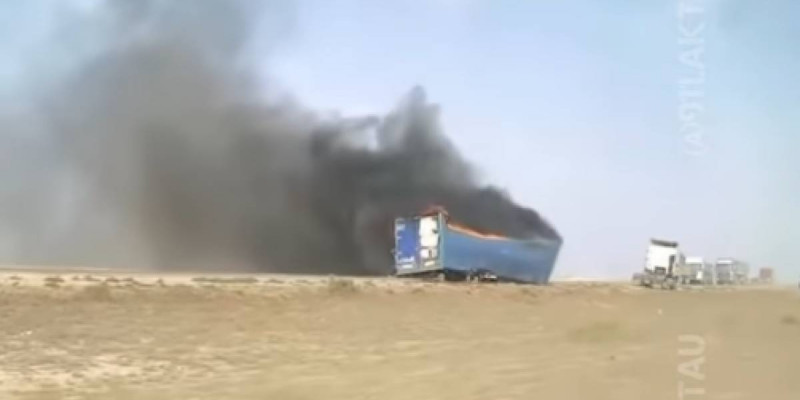 Маңғыстауда 4 мың бөтелке тиелген жүк көлігі өртенді