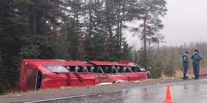 Ресейде автобус аударылып қалды: екі адам қаза тапты