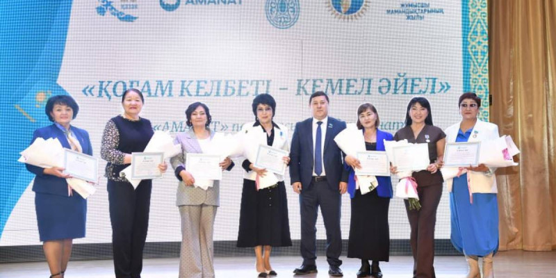 «Қоғам келбеті – кемел әйел»: Атырауда партия белсенділері мен көпбалалы аналарға құрмет көрсетілді