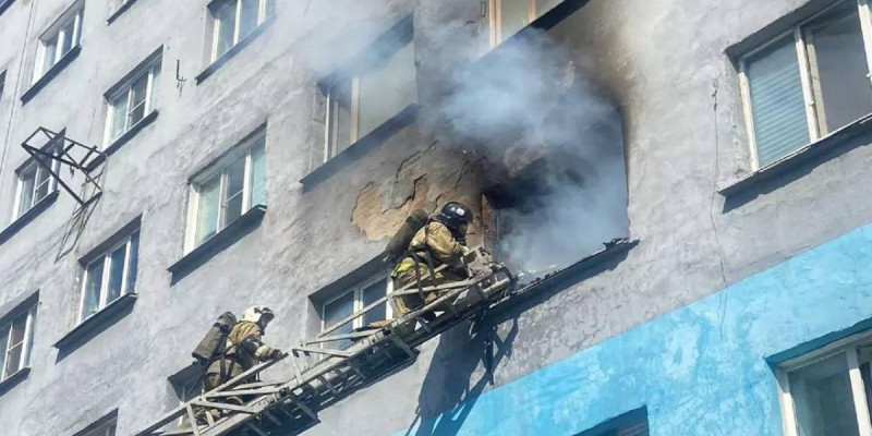 Астанада көпқабатты үйден өрт шығып, құтқарушылар 33 адамды эвакуациялады