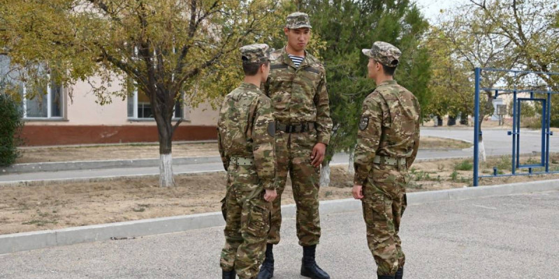 Маңғыстауда төсекке сыймаған бойшаң сарбаз елдің назарын аударды (ВИДЕО)