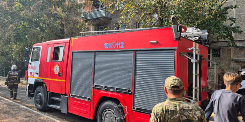 Шымкентте көпқабатты үй өртеніп, 15 адам көшірілді (ВИДЕО)