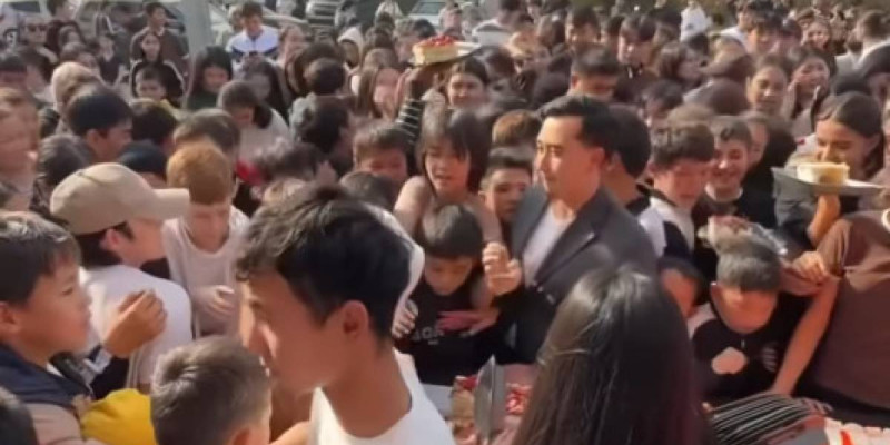 Алматыда тегін тортқа таласқандар бір-бірін таптап кете жаздаған (ВИДЕО)