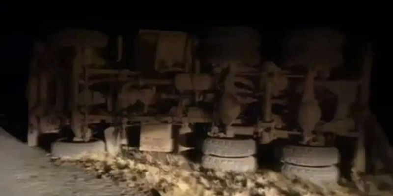 Павлодар облысында КамАЗ аударылып кетті