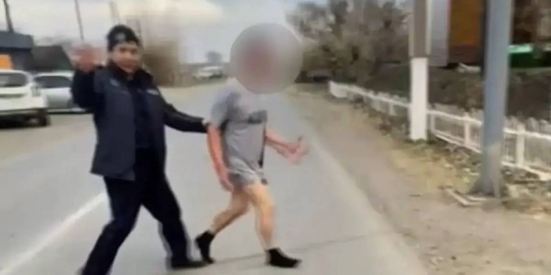 СҚО-да ер адам көшеде жартылай жалаңаш жүріп, өз-өзін пышақтаған (ВИДЕО)