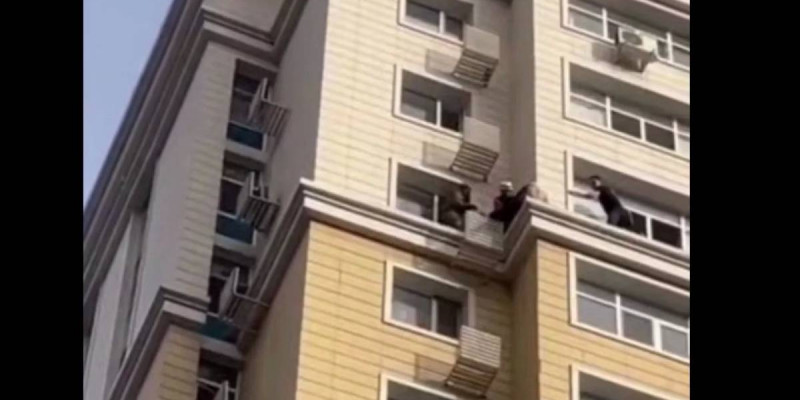 Астанада 15-қабаттан секірмек болған қыз құтқарылды