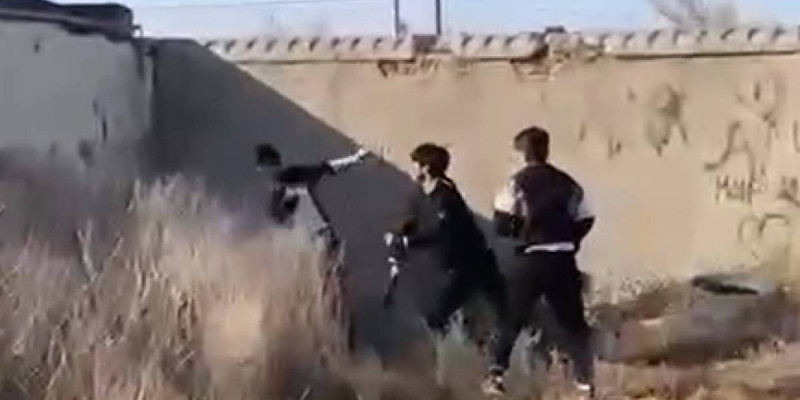 Атырауда колледж студенттерінің төбелескен видеосы тарады