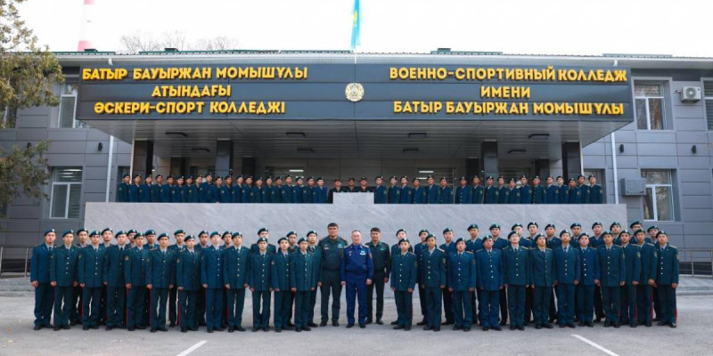 Қорғаныс министрі жаңадан ашылған әскери-спорт колледжінің кадеттерімен кездесті