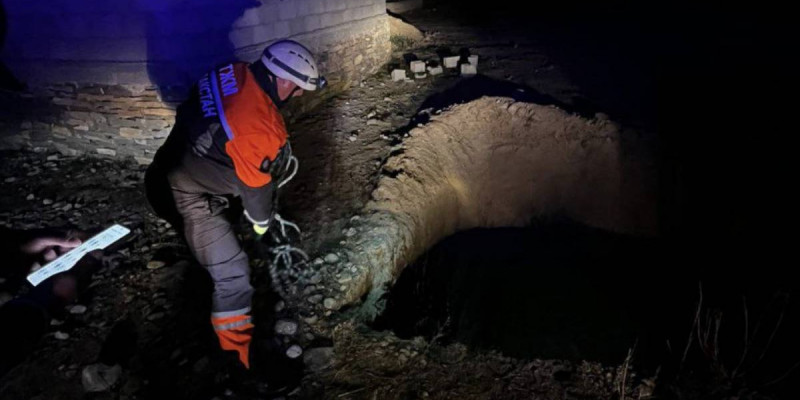 Терең шұңқырға түсіп кеткен: Жамбыл облысында құтқарушылар әйелге көмектесті