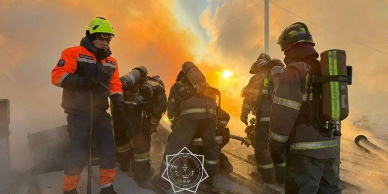 Көкшетауда жылу трассасының қаптамасы өртенді